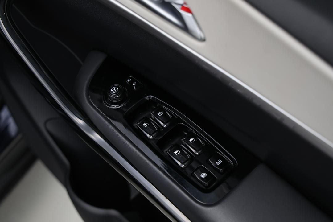 2024 Mahindra Xuv700 Ax7, Automatic, 35769 km, Drivers Side Door Panel Controls