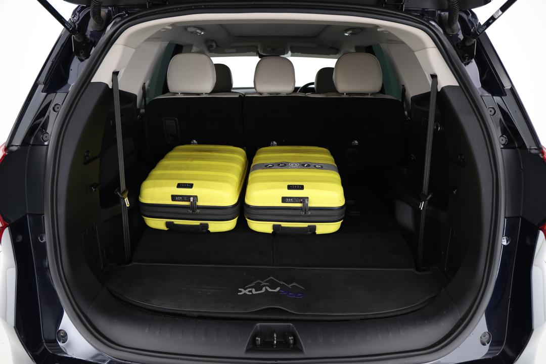 2024 Mahindra Xuv700 Ax7, Automatic, 35769 km, Boot Inside View with Luggage