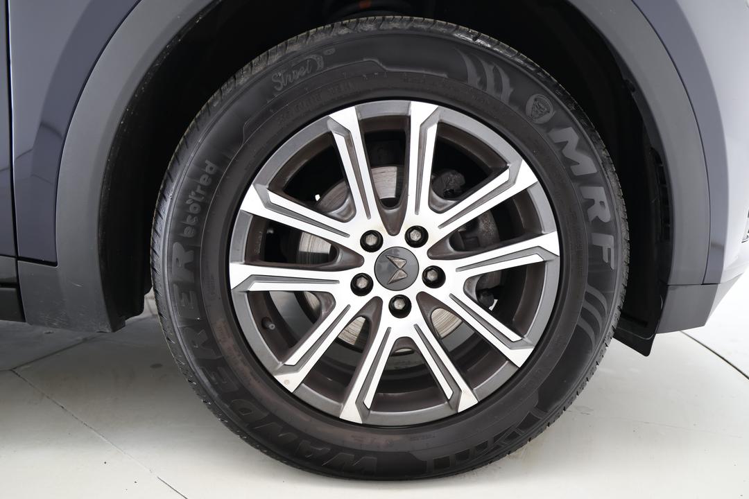 2024 Mahindra Xuv700 Ax7, Automatic, 35769 km, Right Front Wheel