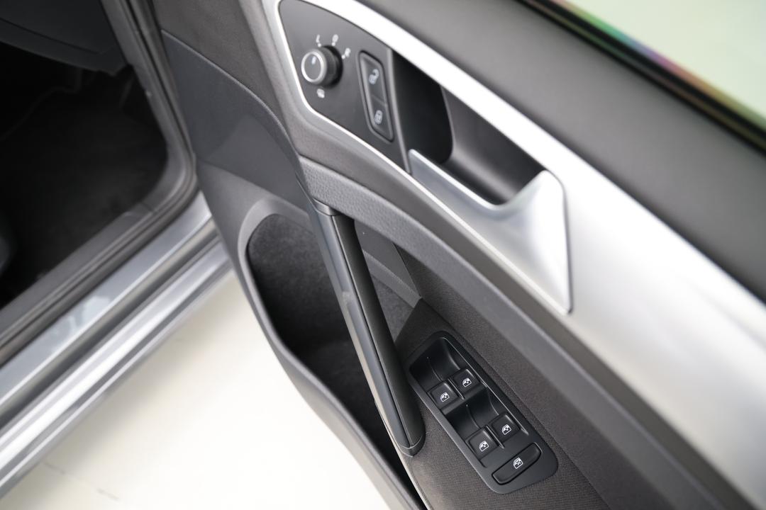 2018 Volkswagen Golf 110 Tsi Trendline, Automatic, 90106 km, Drivers Side Adjustment Panel