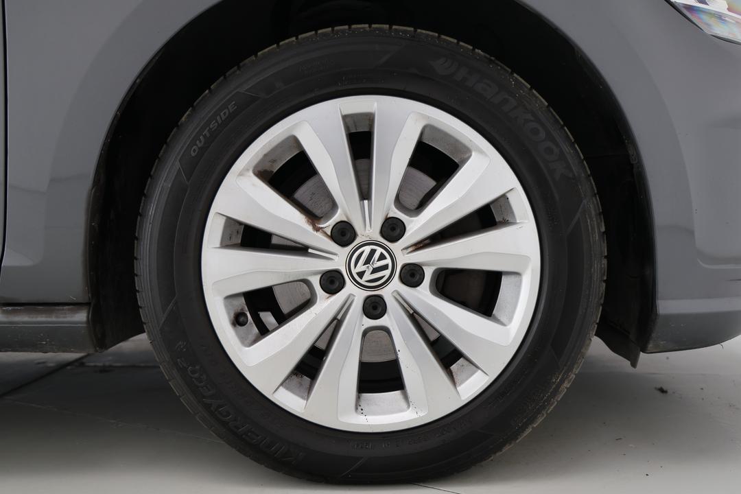 2018 Volkswagen Golf 110 Tsi Trendline, Automatic, 90106 km, Right Front Wheel