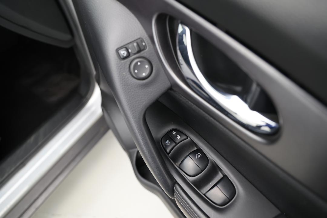 2016 Nissan X-trail St-l (4x4), Automatic, 133450 km, Right Side Front Door Cabin View