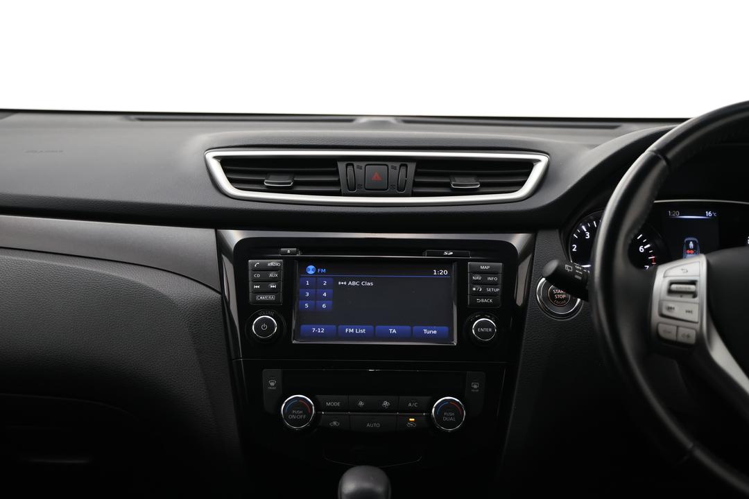 2016 Nissan X-trail St-l (4x4), Automatic, 133450 km, Steering Wheel Close-up