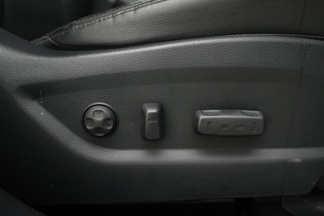 2015 Hyundai Santa Fe Elite Crdi (4x4), Automatic, 105346 km, Right Side Front Door Cabin View
