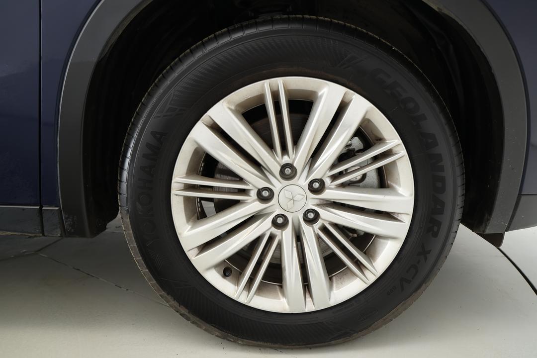 2023 Mitsubishi Outlander Ls 7 Seat (2WD), Automatic, 27934 km, Right Front Wheel
