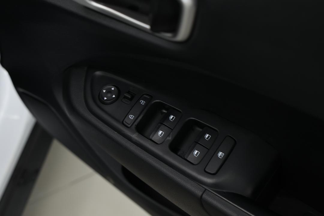 2025 Hyundai Venue Venue, Automatic, 27201 km, Right Side Front Door Cabin View