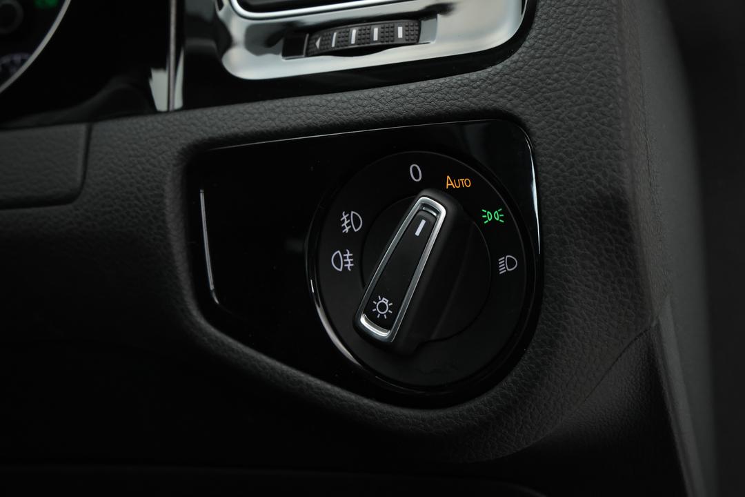 2019 Volkswagen Golf 110 Tsi Highline, Automatic, 67100 km, Right Side Front Door Cabin View