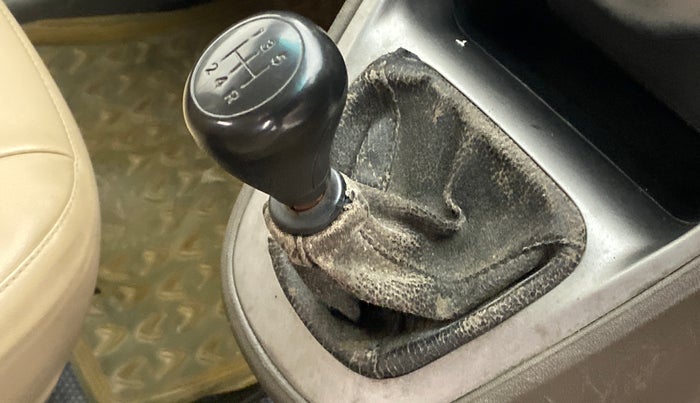 2012 Hyundai i10 MAGNA 1.2 KAPPA2, Petrol, Manual, 83,746 km, Gear lever - Boot cover slightly torn