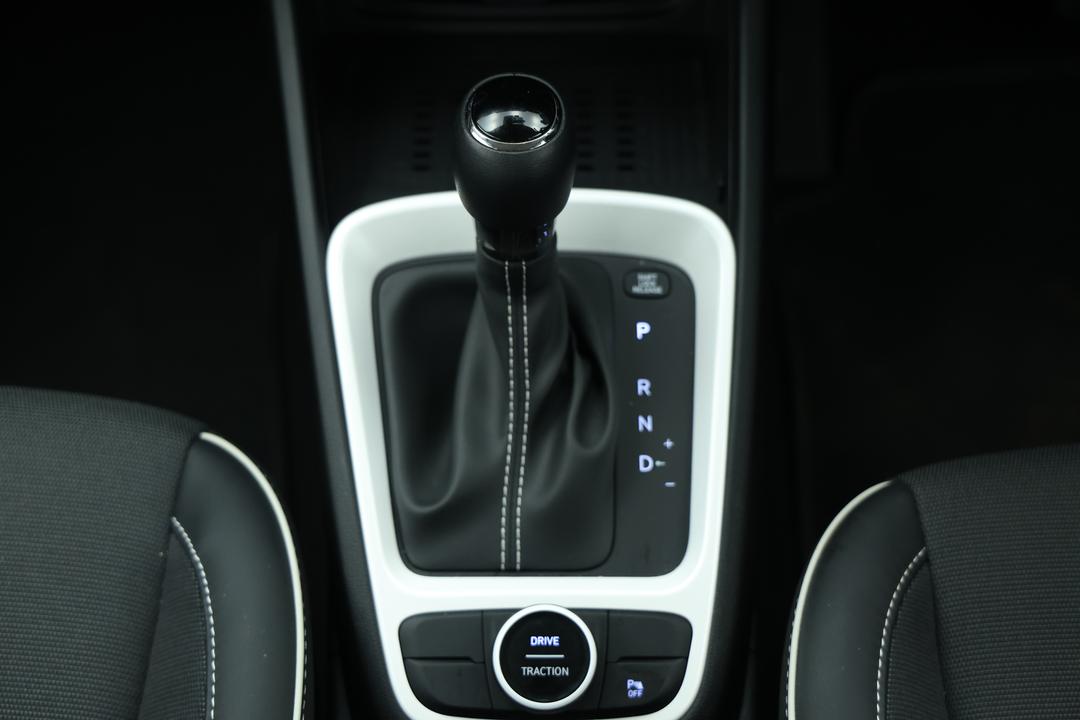 2024 Hyundai Venue Active, Automatic, 16534 km, Gear Lever 