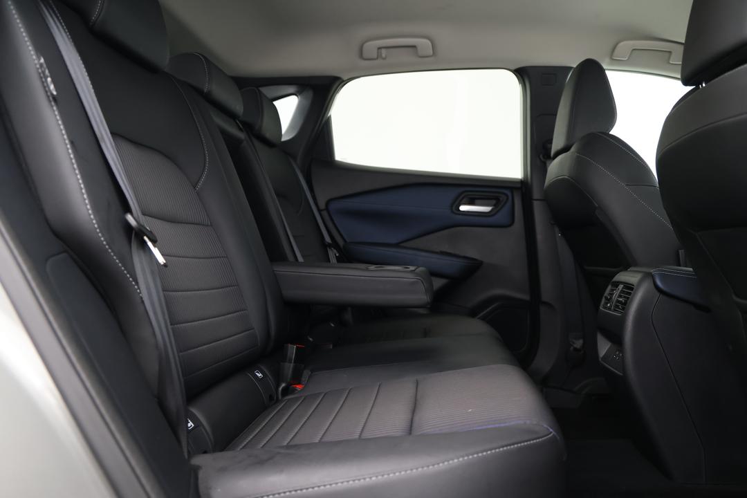 2024 Nissan Qashqai St-l, Automatic, 11132 km, Right Side Rear Door Cabin View