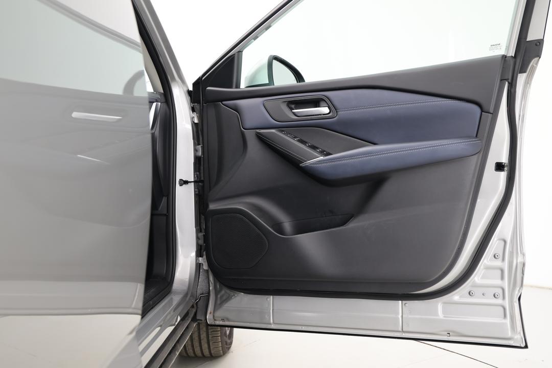 2024 Nissan Qashqai St-l, Automatic, 11132 km, Right Side Front Door Cabin View