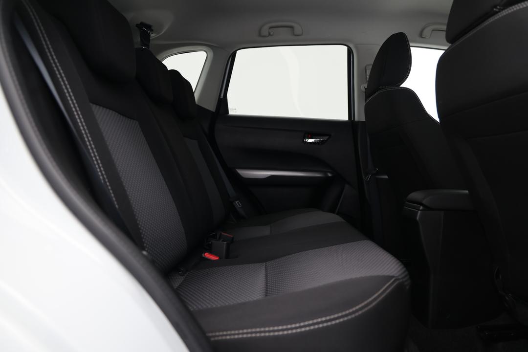 2024 Suzuki Vitara 1.6l, Automatic, 36924 km, Right Side Rear Door Cabin View