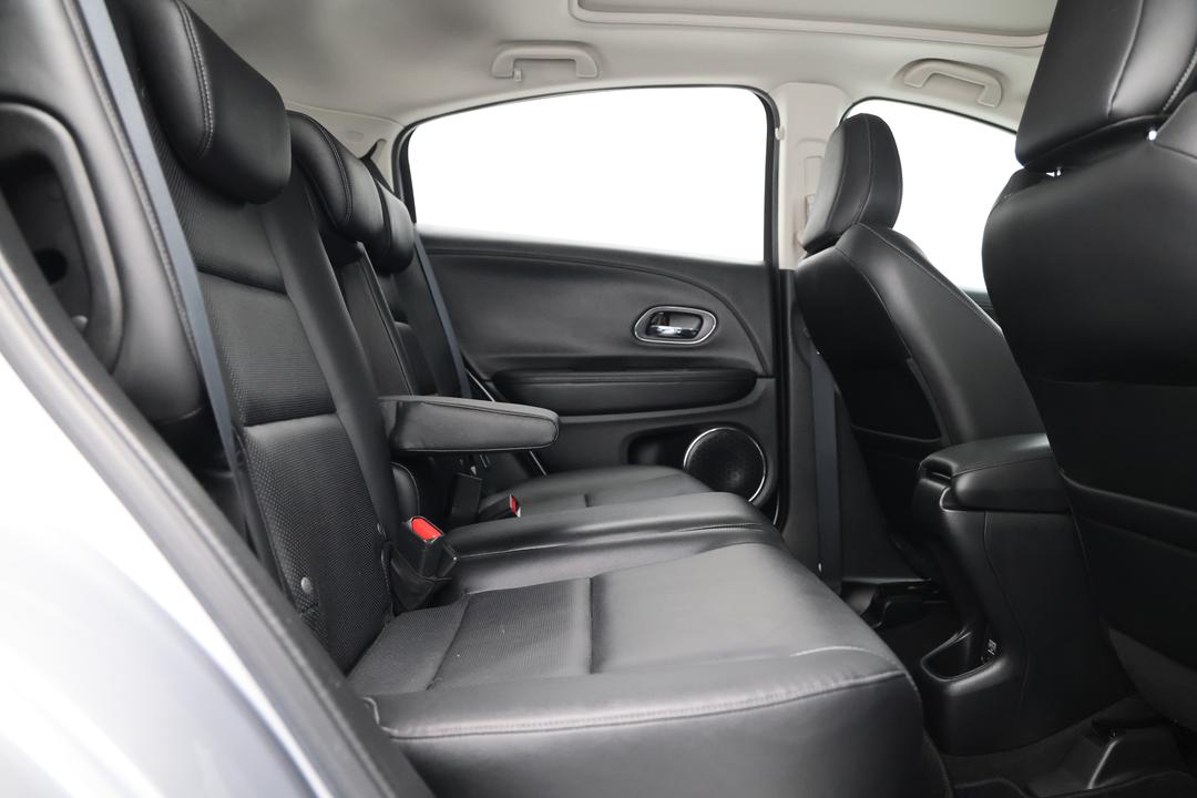 2019 Honda HR-V Vti-lx, Automatic, 102665 km, Right Side Rear Door Cabin View