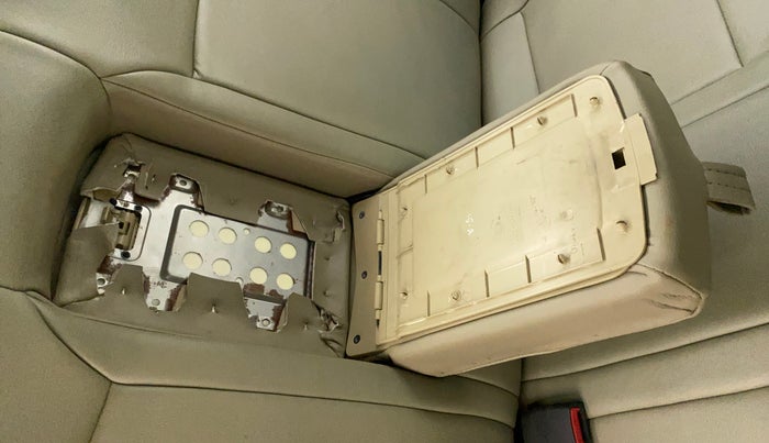 2014 Hyundai Verna FLUIDIC 1.4 VTVT CX, Petrol, Manual, 60,431 km, Second-row right seat - Armrest has minor damage