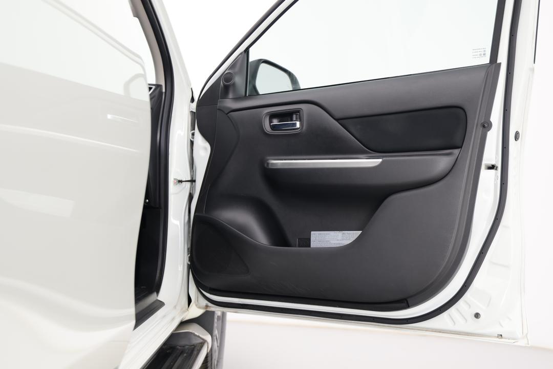 2021 Mitsubishi Triton Gls (4x4), Automatic, 116996 km, On-Roof Controls/Sunglass holder