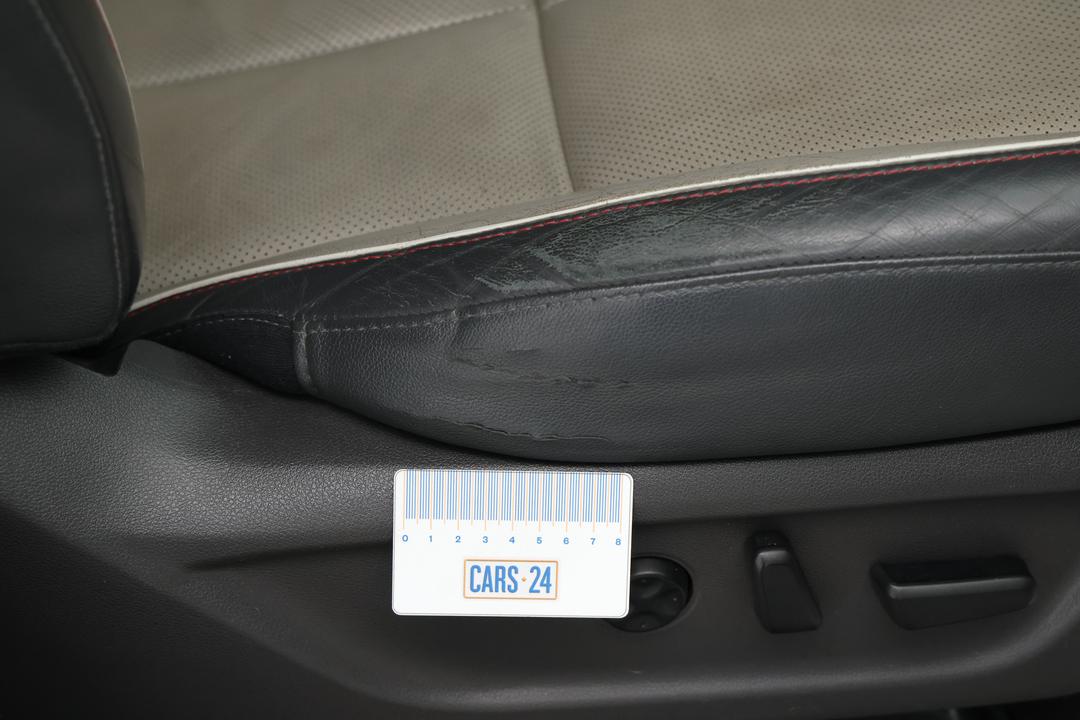 2016 Kia Carnival Platinum, Automatic, 116418 km, Seats Front LHS Wear