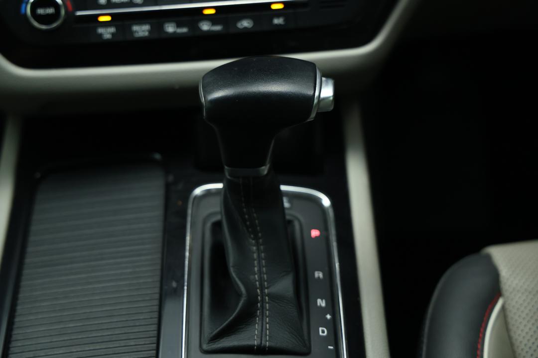 2016 Kia Carnival Platinum, Automatic, 116418 km, Gear Lever 