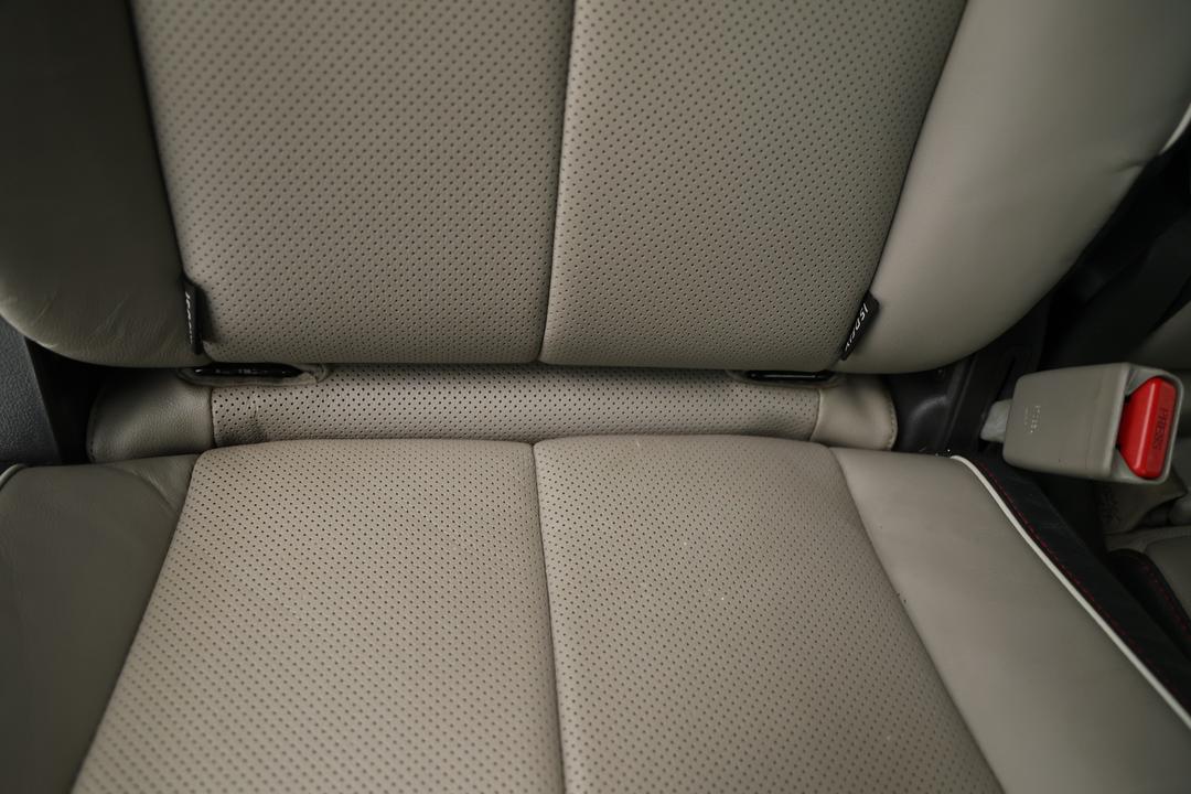 2016 Kia Carnival Platinum, Automatic, 116418 km, Pedals and Footmat