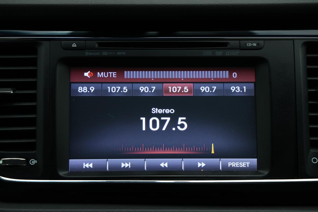 2016 Kia Carnival Platinum, Automatic, 116418 km, Steering Wheel Close-up