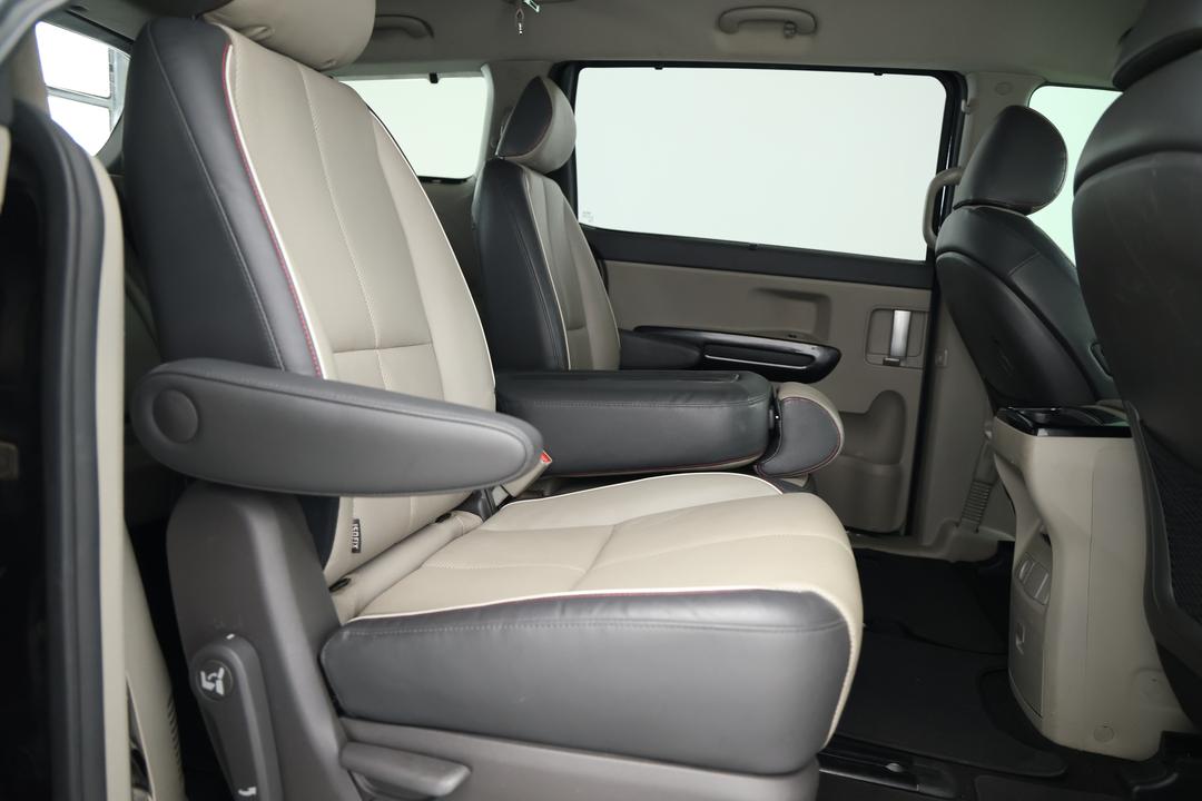 2016 Kia Carnival Platinum, Automatic, 116418 km, Right Side Rear Door Cabin View