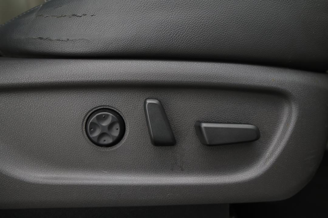 2016 Kia Carnival Platinum, Automatic, 116418 km, Right Side Front Door Cabin View