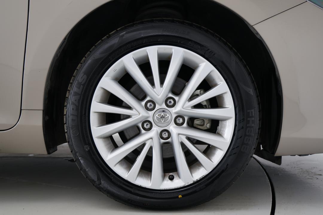 2016 Toyota Camry Atara Sl, Automatic, 75160 km, Right Front Wheel
