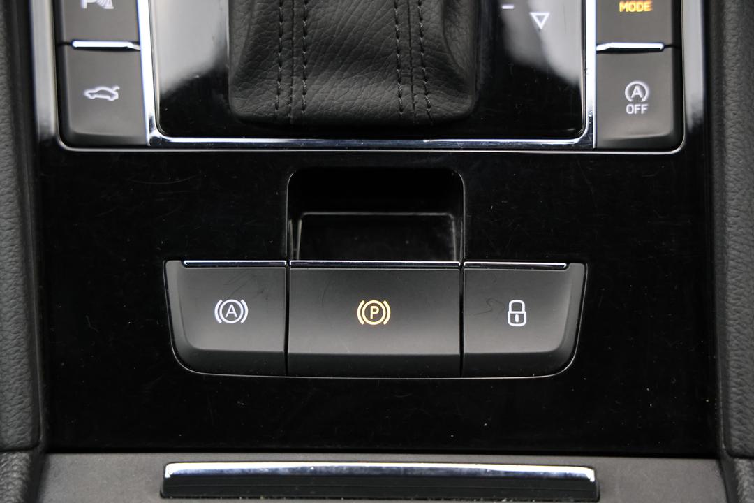 2019 SKODA Superb 206 Tsi Sportline, Automatic, 84507 km, Center Console