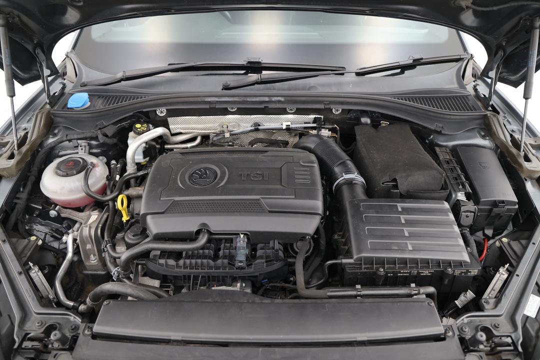 2019 SKODA Superb 206 Tsi Sportline, Automatic, 84507 km, Open Bonnet (Engine)