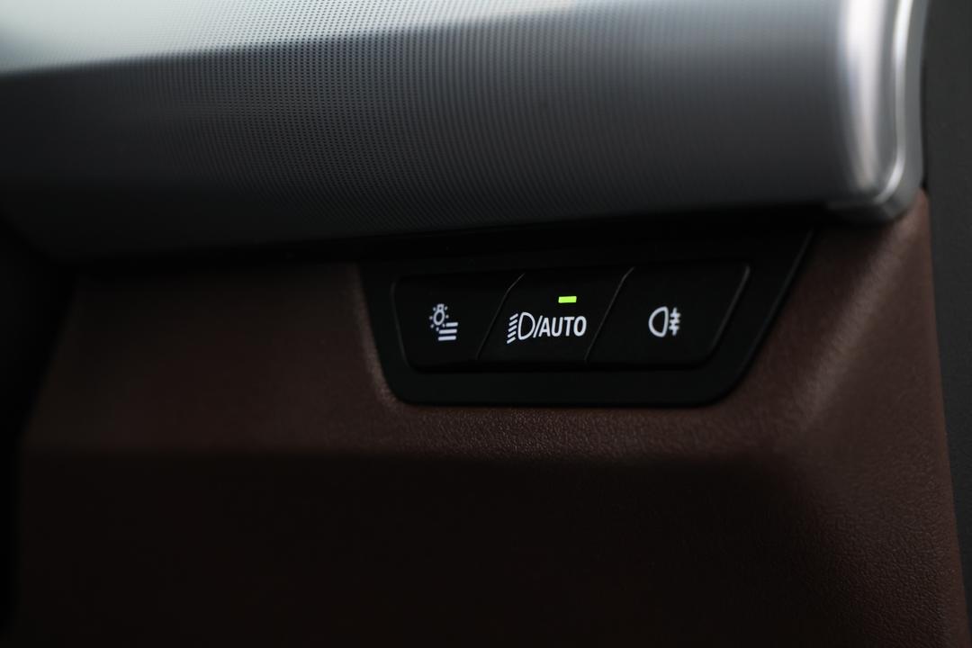 2023 BMW X1 sDrive18i, Automatic, 22543 km, Drivers Side Adjustment Panel