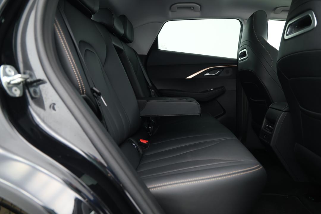 2024 Chery Omoda 5 Ex (high Version), Automatic, 23940 km, Right Side Rear Door Cabin View