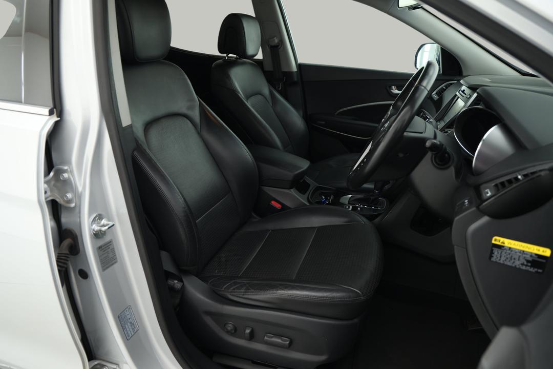 2014 Hyundai Santa Fe Elite Crdi (4x4), Automatic, 154046 km, Right Side Front Door Cabin View