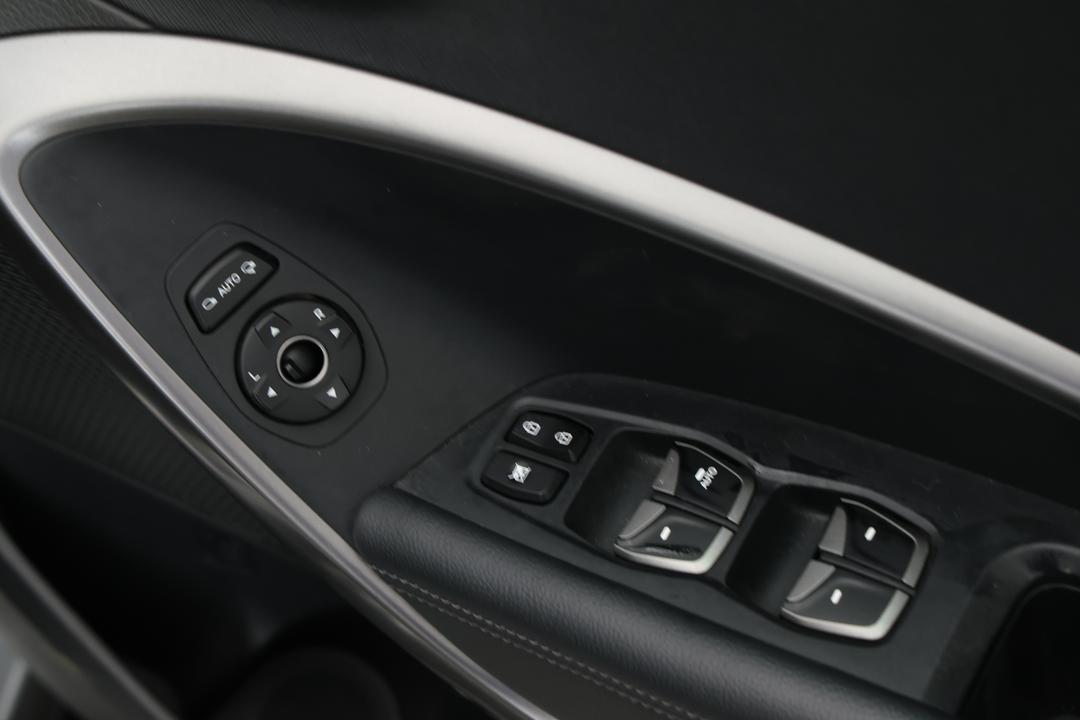 2014 Hyundai Santa Fe Elite Crdi (4x4), Automatic, 154046 km, Drivers Side Door Panel Controls
