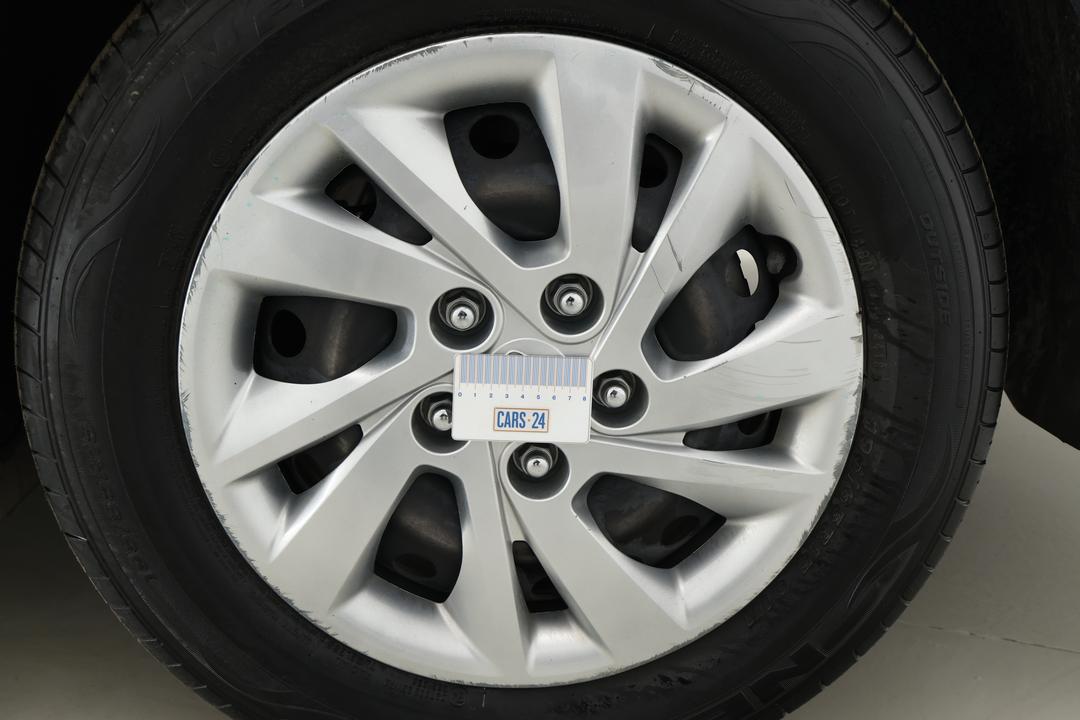 2018 Hyundai Elantra Go, Automatic, 93331 km, Wheels Rim Front RHS Gutter Rash