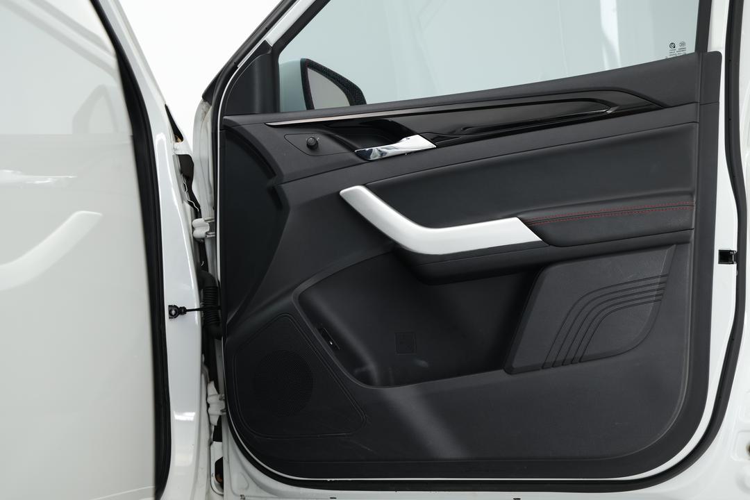 2022 LDV T60 Max Pro (4x4), Automatic, 59095 km, Right Side Front Door Cabin View