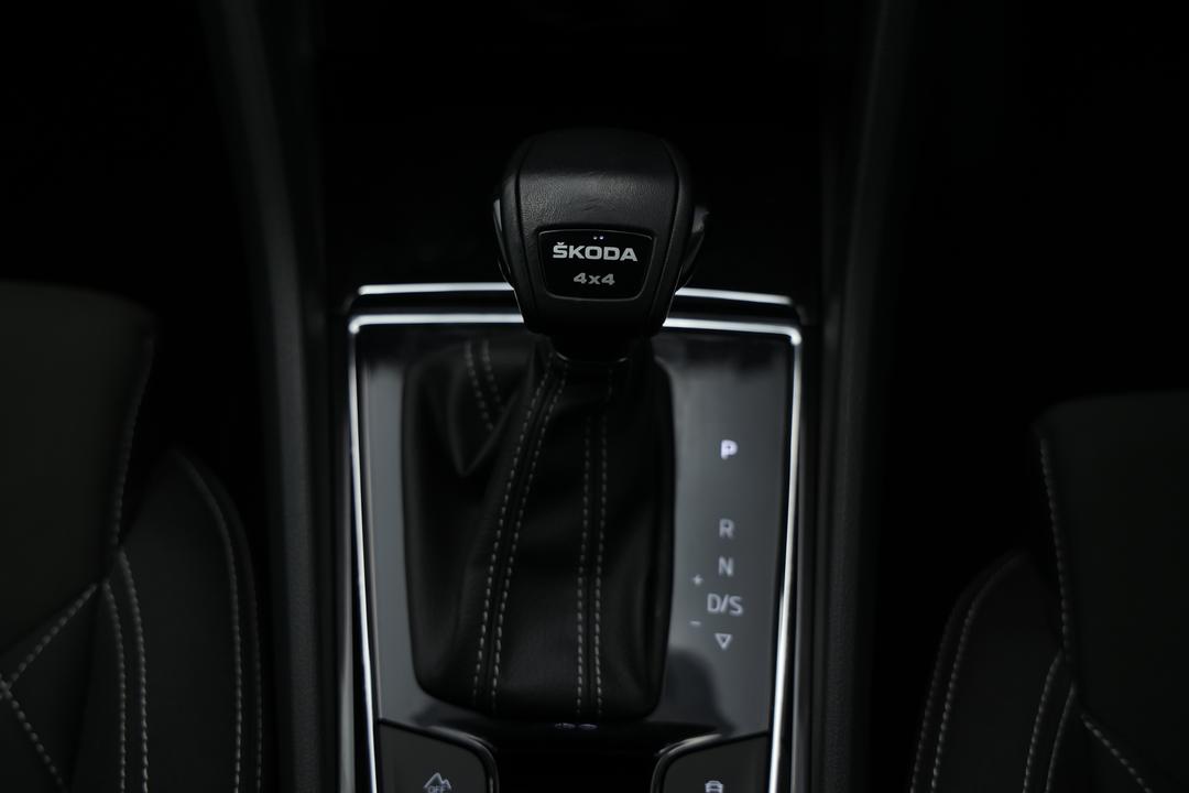2022 SKODA Karoq Sportline (4x4) 140tsi, Automatic, 22190 km, Gear Lever 