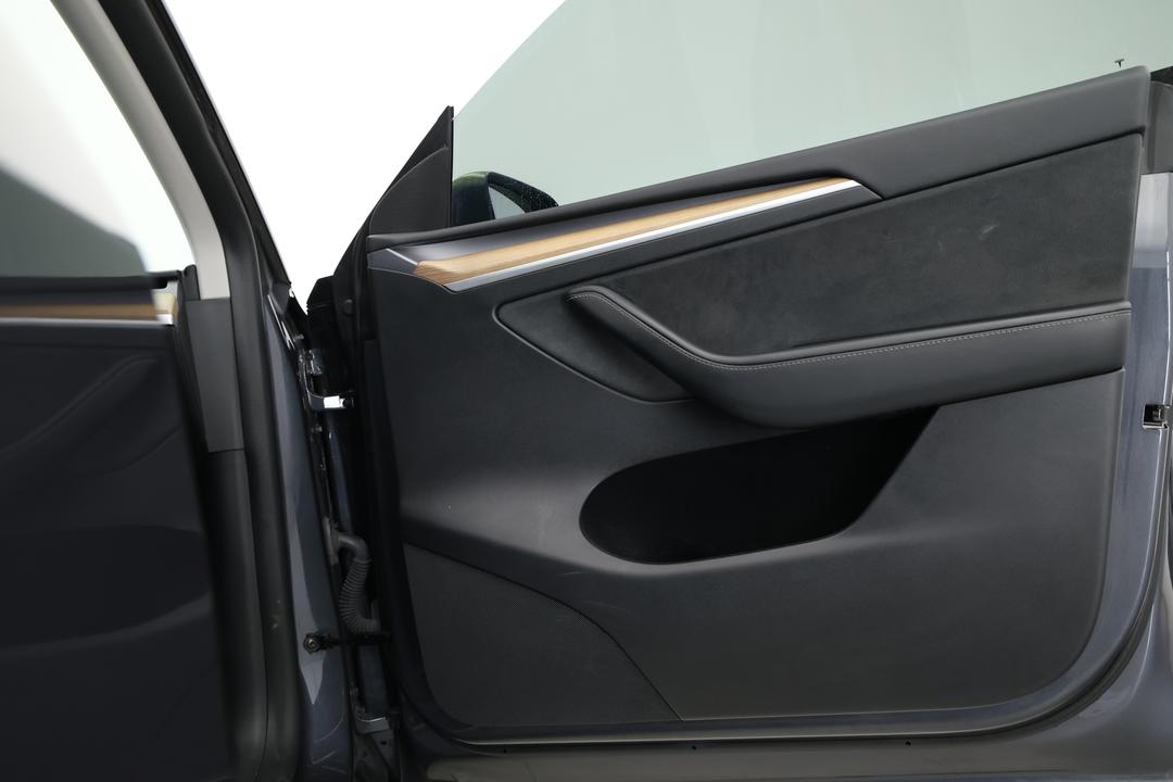 2023 Tesla Model Y Rear-wheel Drive, Automatic, 54537 km, Right Side Front Door Cabin View