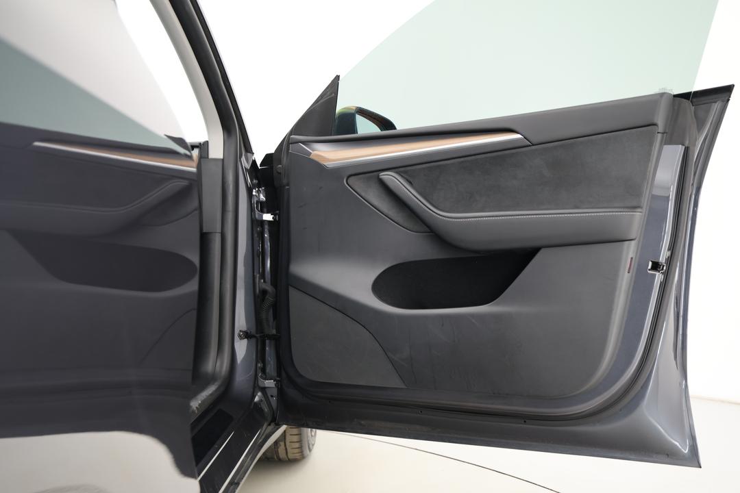 2023 Tesla Model Y Rear-wheel Drive, Automatic, 18040 km, Utility Switches/Buttons