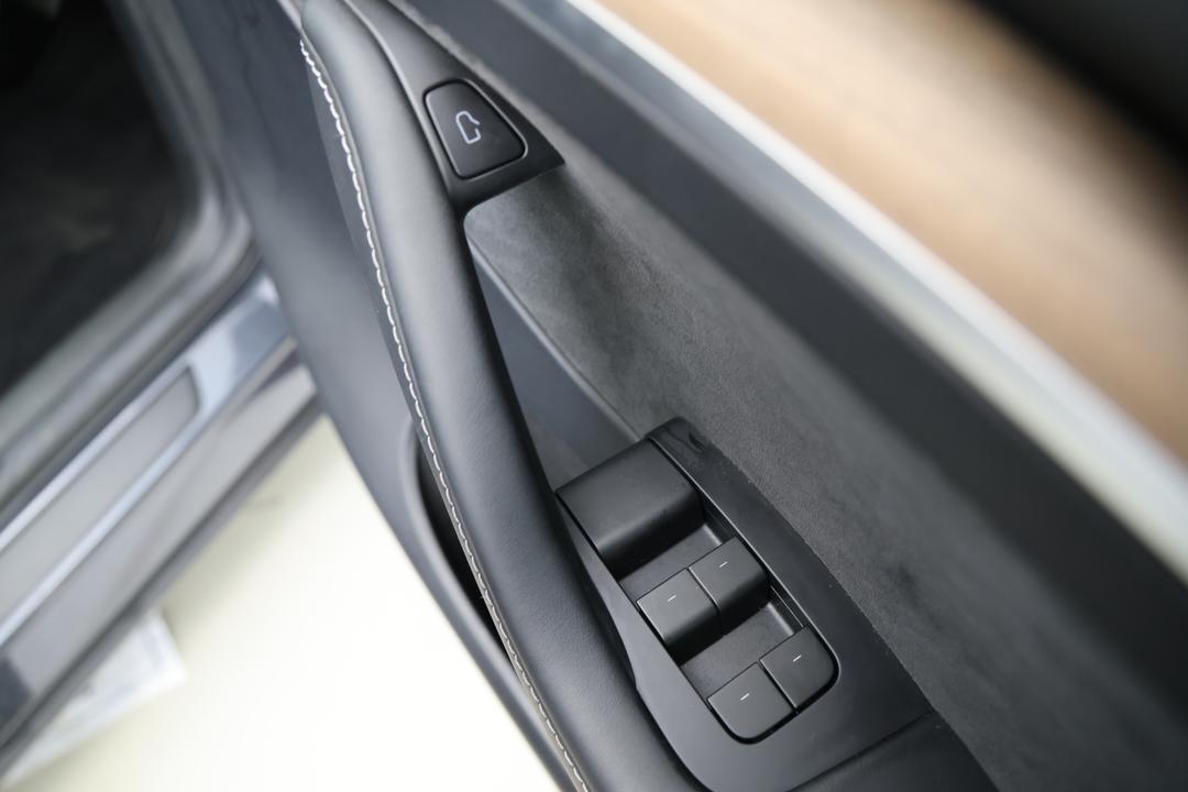 2023 Tesla Model Y Rear-wheel Drive, Automatic, 18040 km, Drivers Side Adjustment Panel