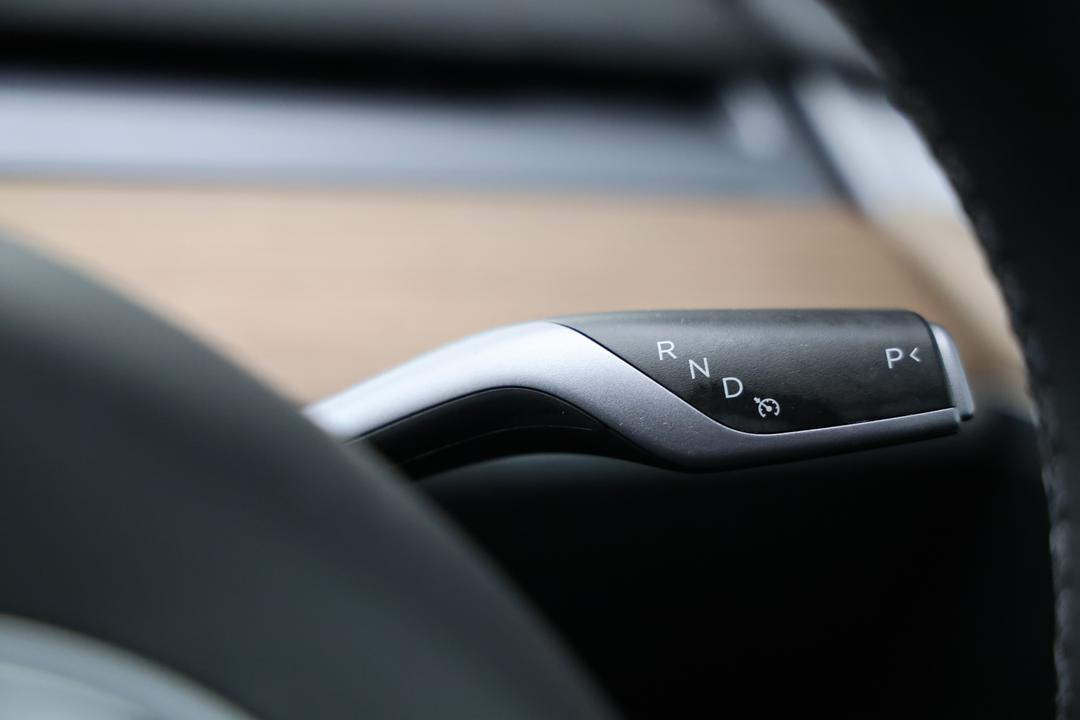 2023 Tesla Model Y Rear-wheel Drive, Automatic, 18040 km, Gear Lever 