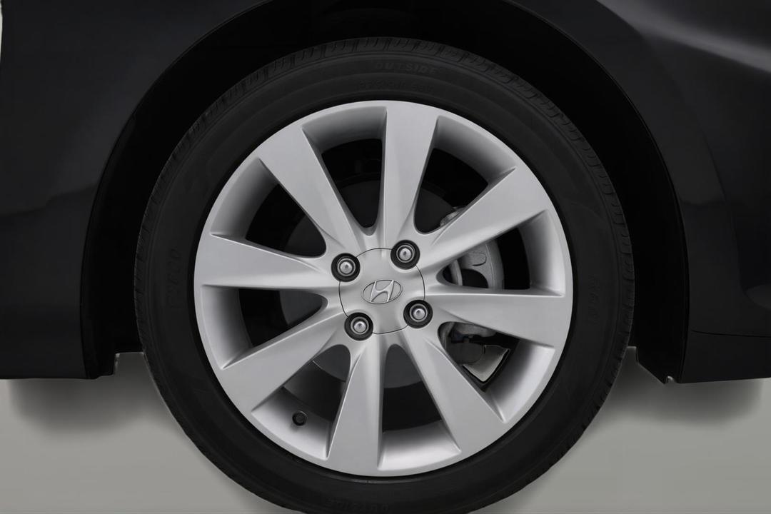 2017 Hyundai Accent Sport, Automatic, 86041 km, Right Front Wheel