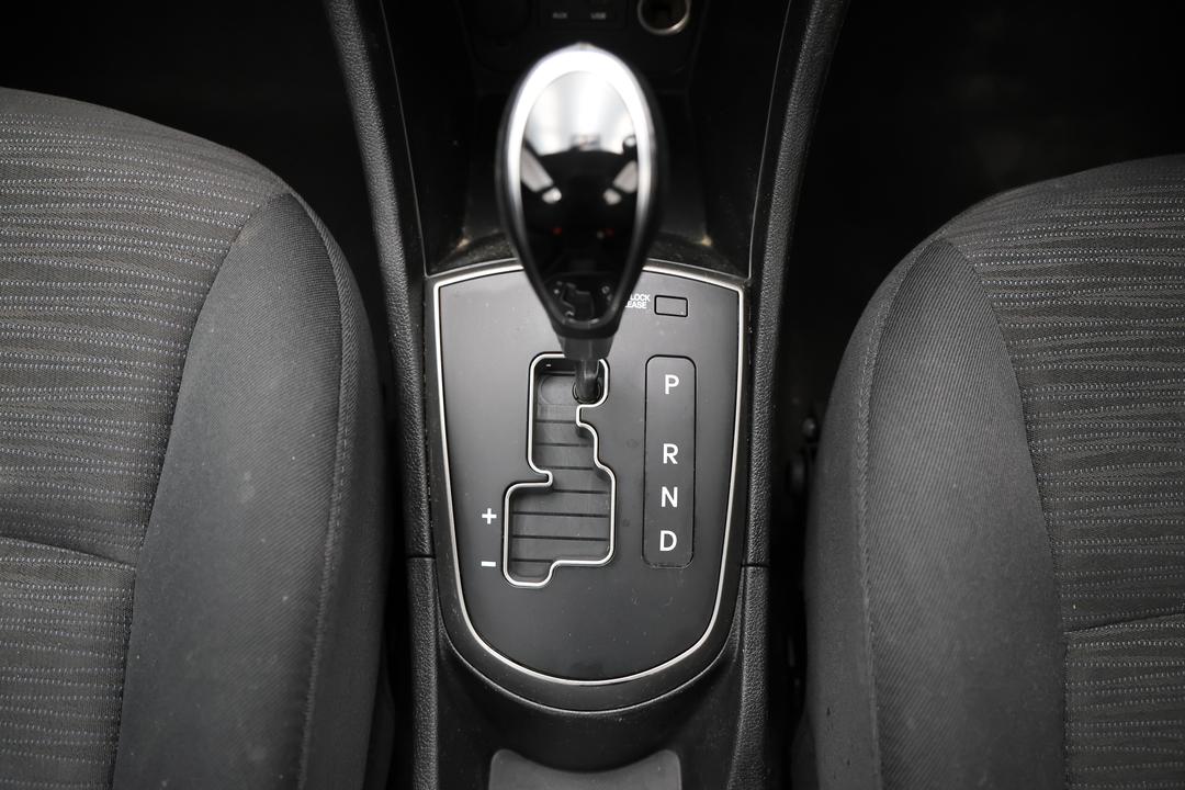 2017 Hyundai Accent Sport, Automatic, 86041 km, Gear Lever 