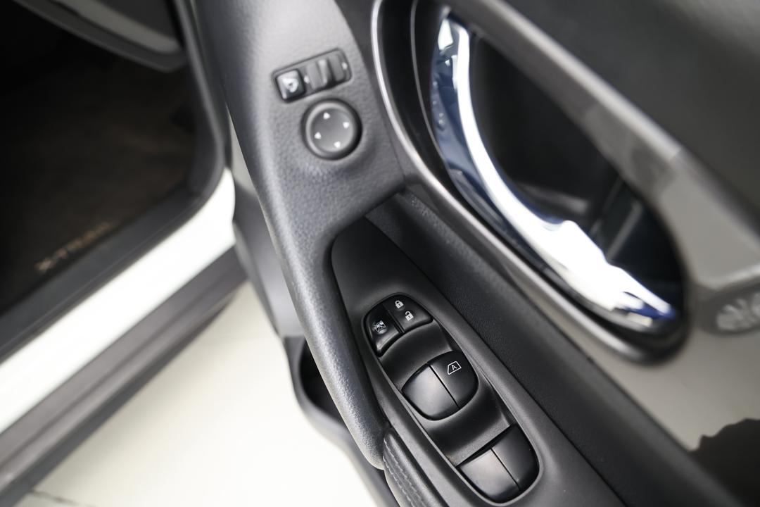 2017 Nissan X-trail Ts (4WD), Automatic, 132372 km, Drivers Side Door Panel Controls