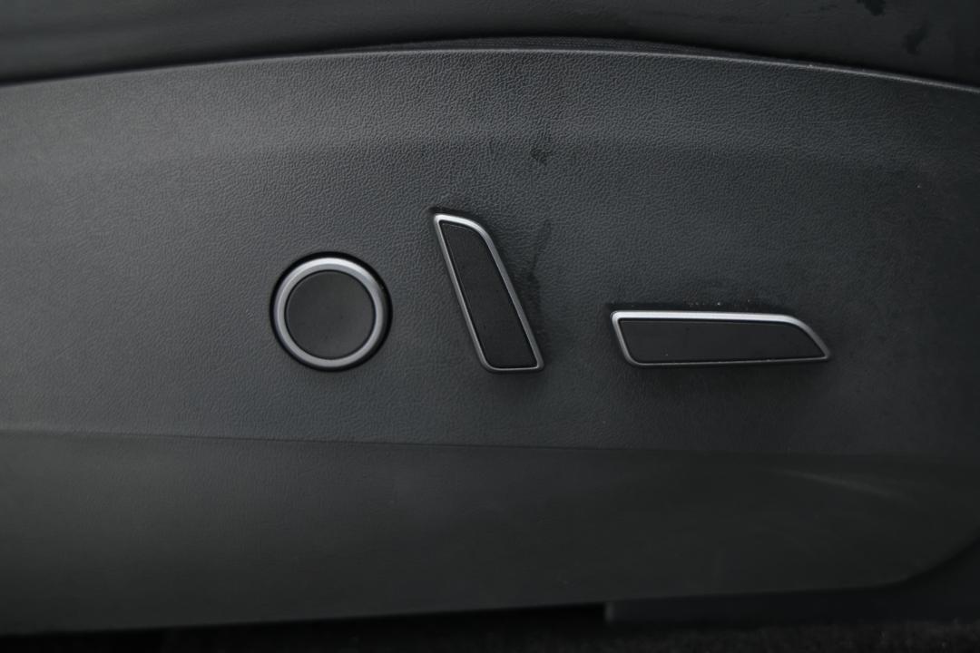2022 Tesla Model Y Rear-wheel Drive, Automatic, 78059 km, Drivers Side Adjustment Panel