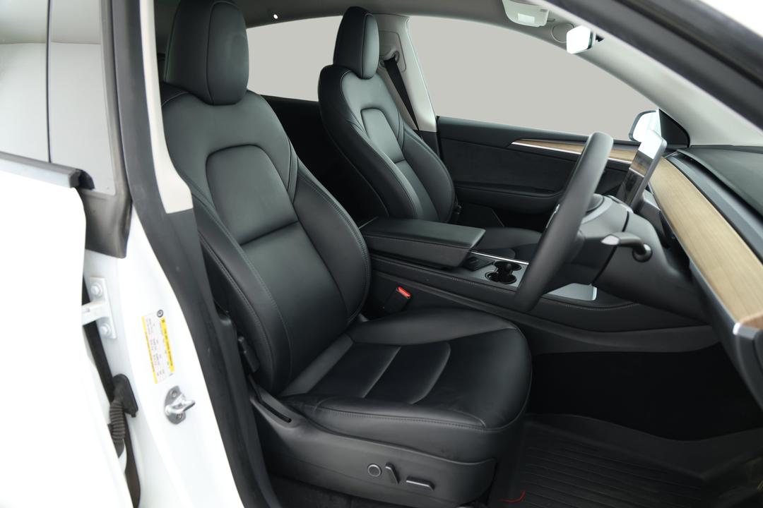 2022 Tesla Model Y Rear-wheel Drive, Automatic, 78059 km, Right Side Front Door Cabin View