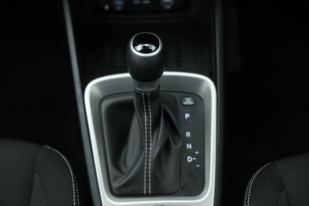 2025 Hyundai Venue Venue, Automatic, 24539 km, Gear Lever 