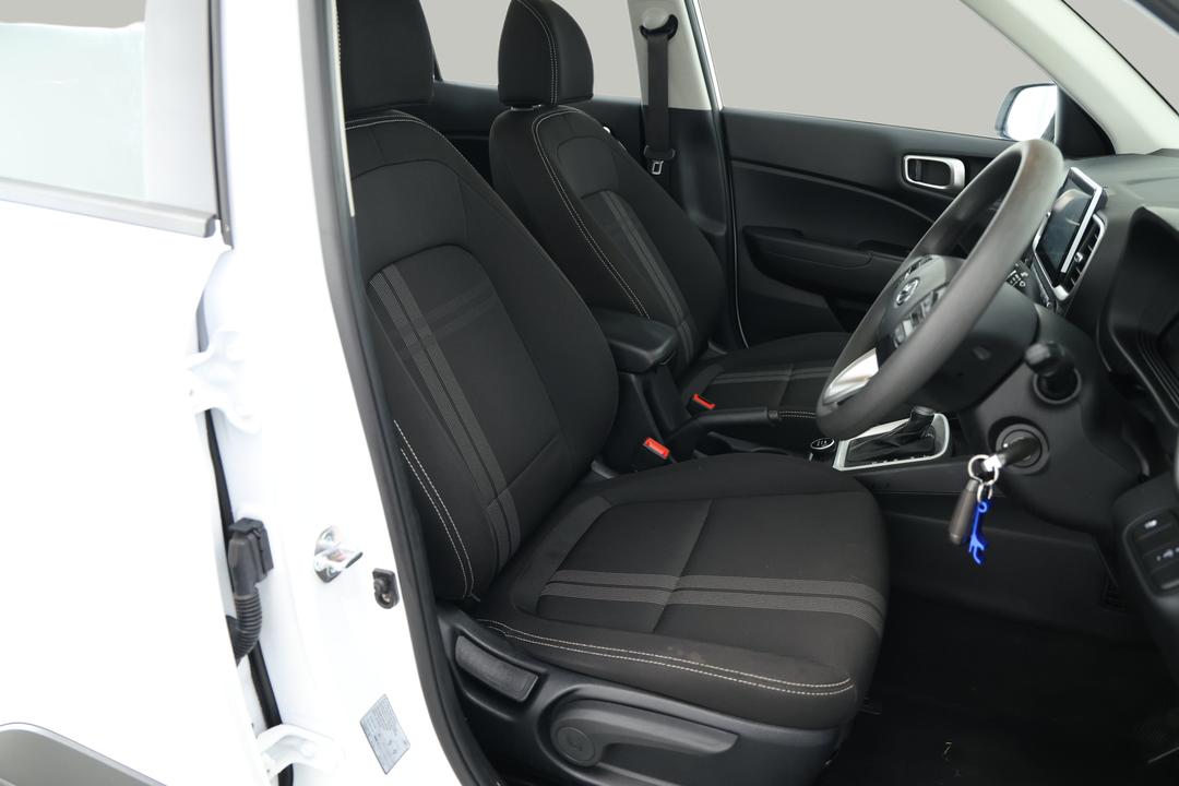 2025 Hyundai Venue Venue, Automatic, 24539 km, Right Side Front Door Cabin View
