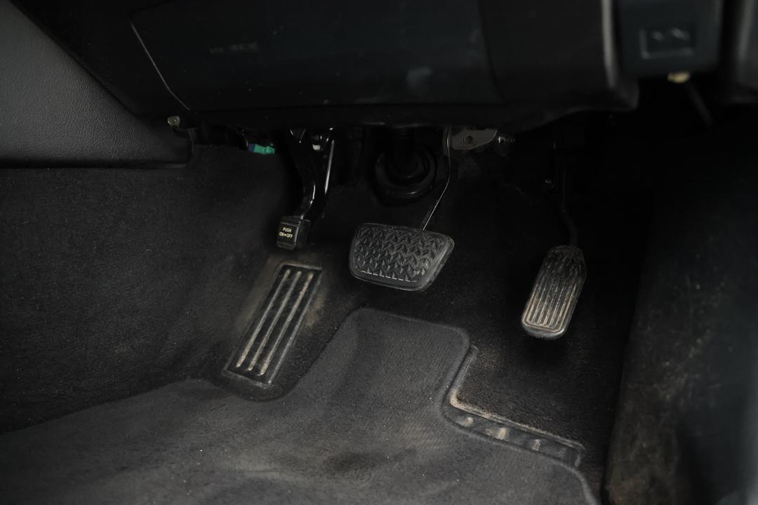 2016 Toyota Camry Altise, Automatic, 160975 km, Pedals and Footmat