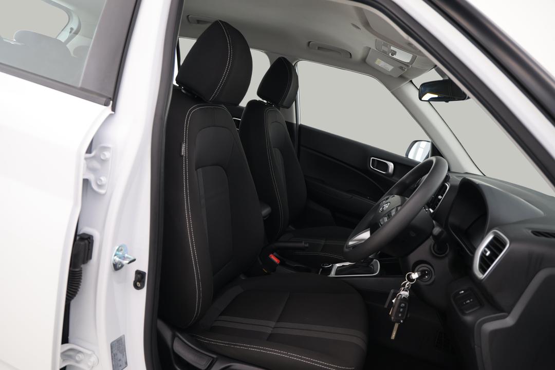 2025 Hyundai Venue ., Automatic, 25176 km, Right Side Front Door Cabin View