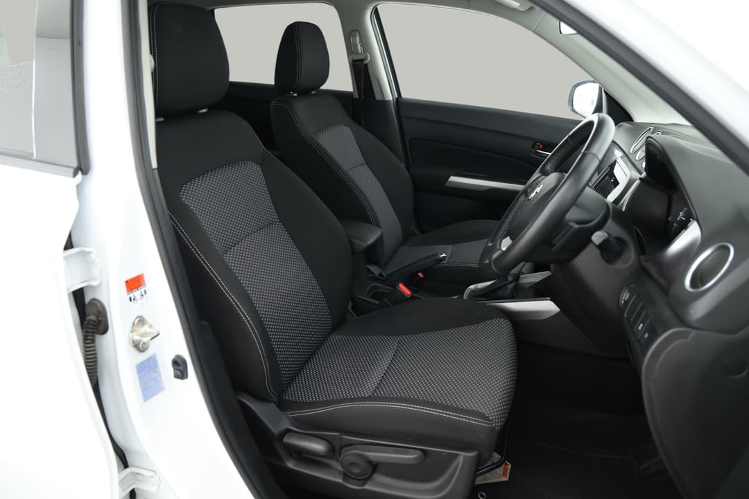 2023 Suzuki Vitara 1.6l, Automatic, 35361 km, Right Side Front Door Cabin View