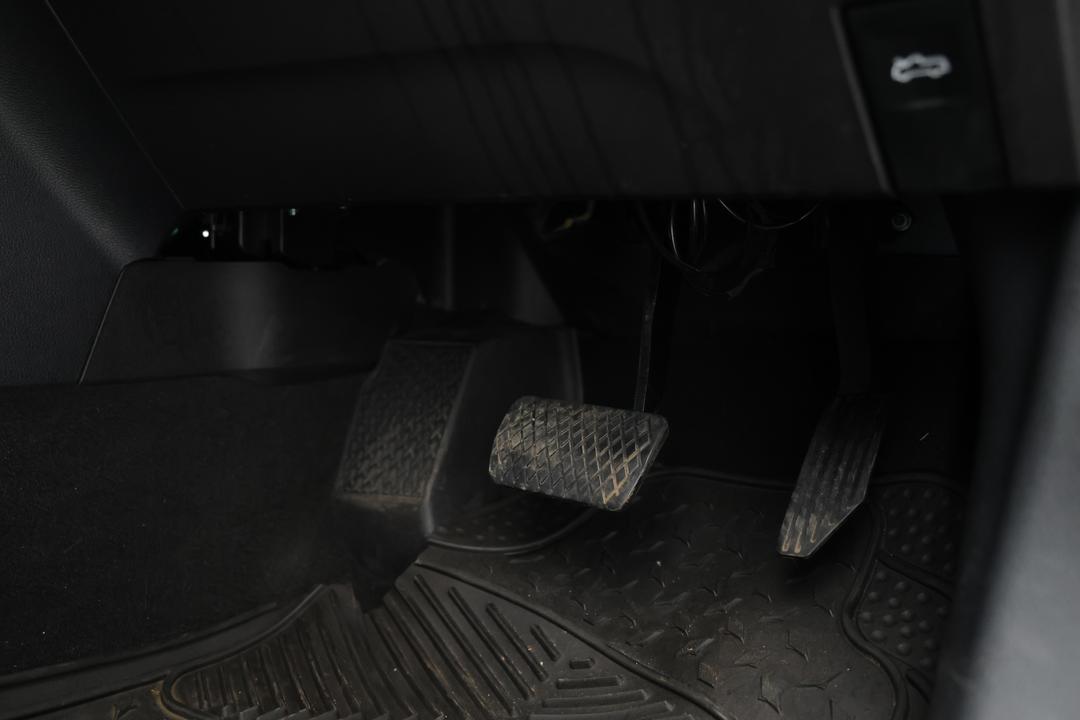 2019 LDV T60 Pro (4x4), Automatic, 116093 km, Pedals and Footmat